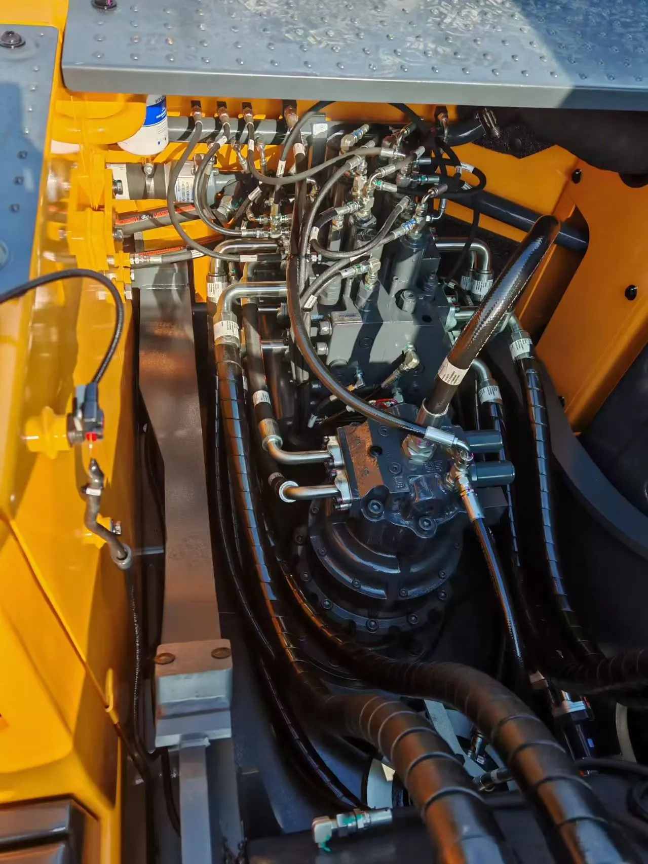 HYUNDAI Brand New 220 Medium Excavator